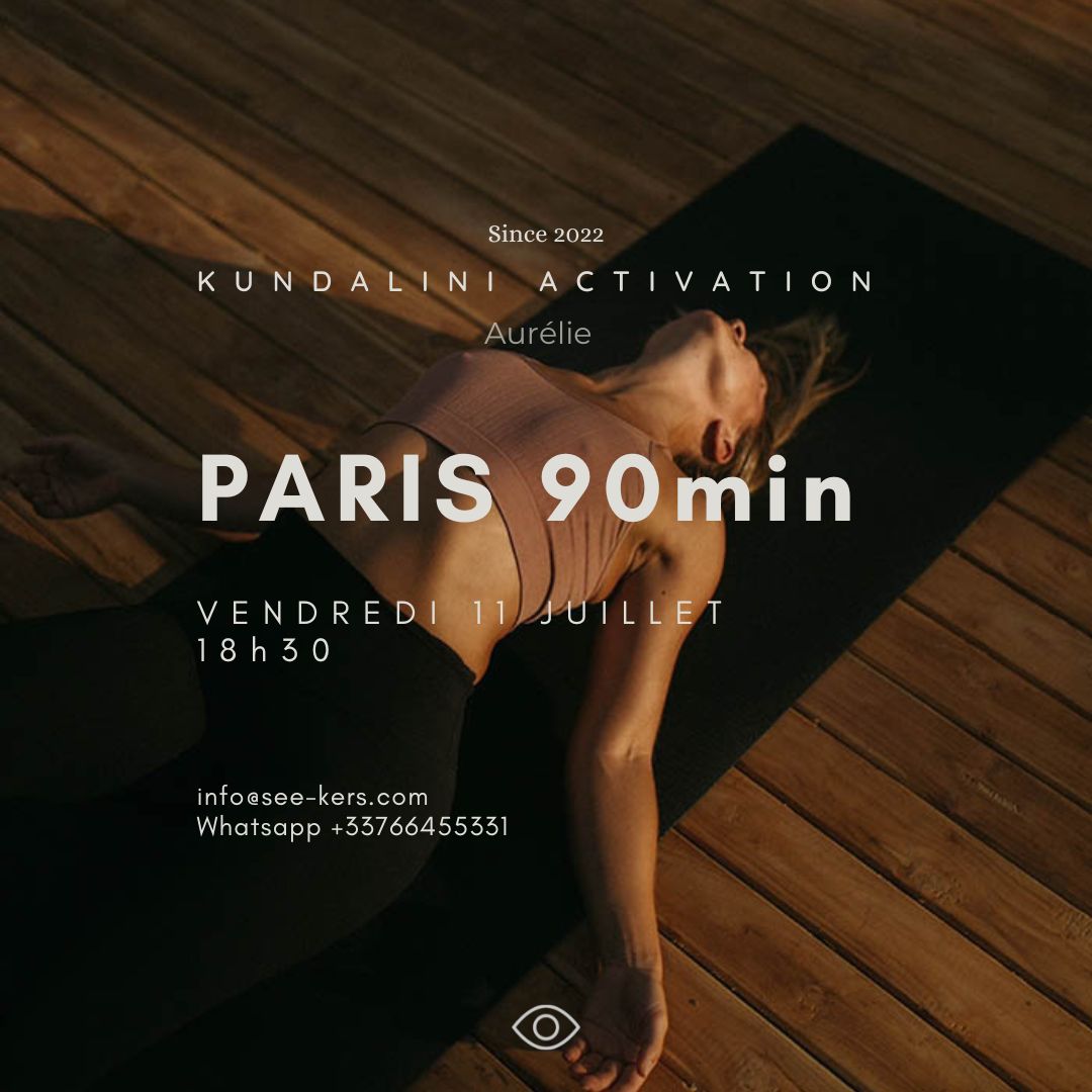 Participante de Kundalini Activation allongée sur un tapis et prend une position de yoga