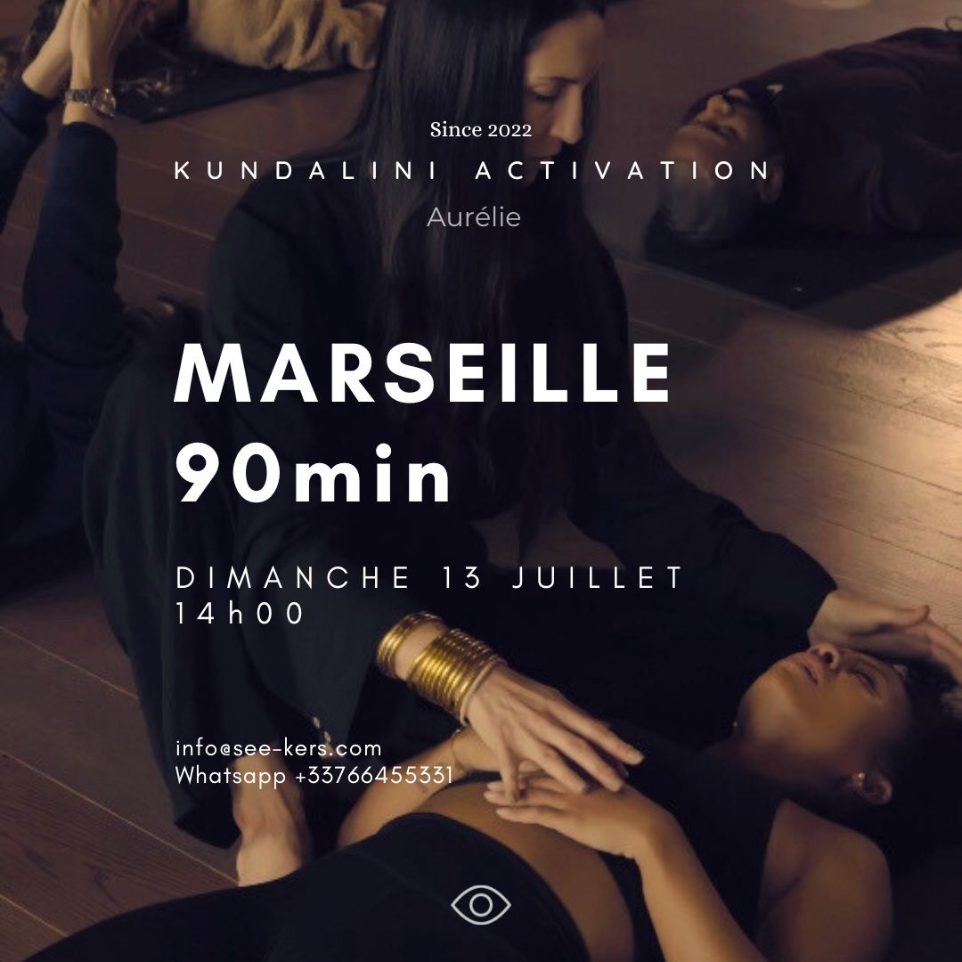 Aurelie pose ses main sur le corps et la tête d'une participante pendant une session de Kundalini Activation