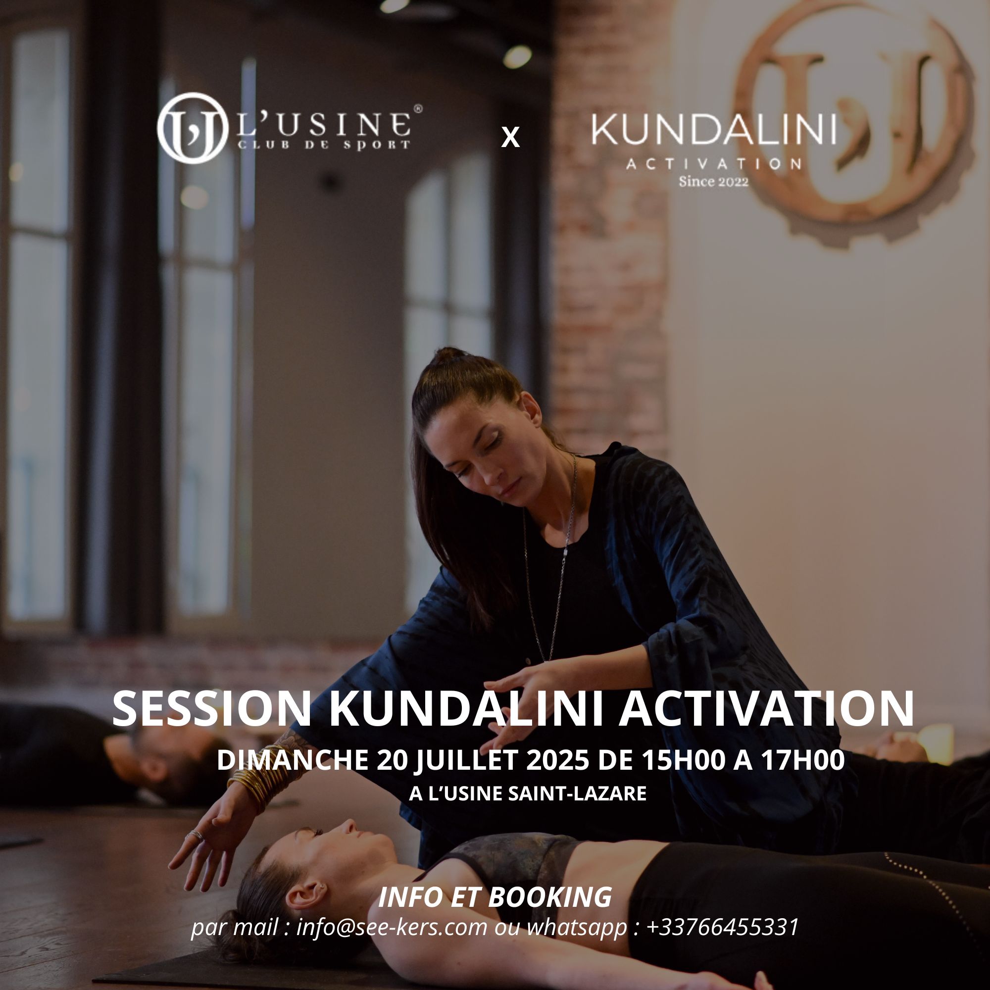 Aurelie déplace ses mains au-dessus d'une praticipante allongée, les yeux fermés pendant une session de Kundalini Activation